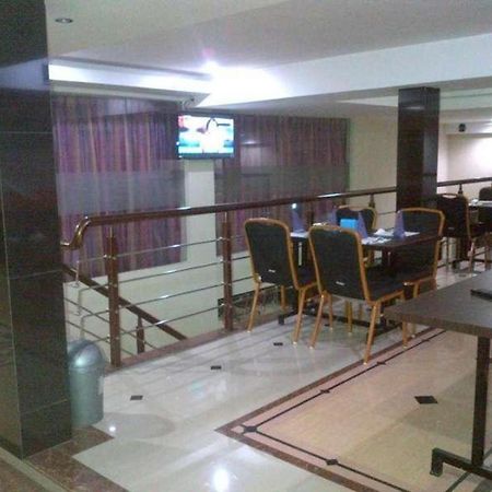 Erin Int Hotel Макасар Экстерьер фото